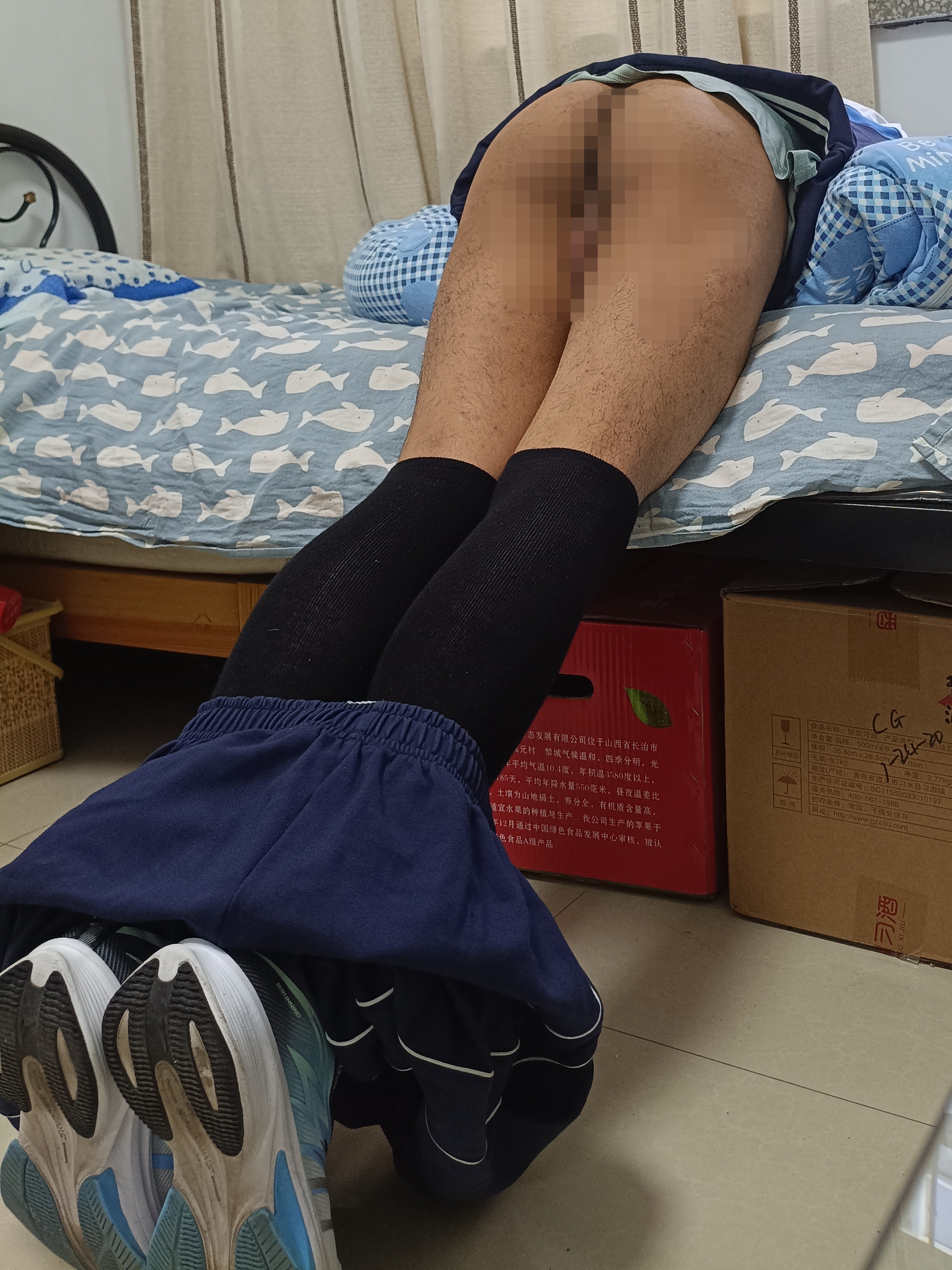 同学让我把这张脱了裤子的图片也一起发上来，作为代价。